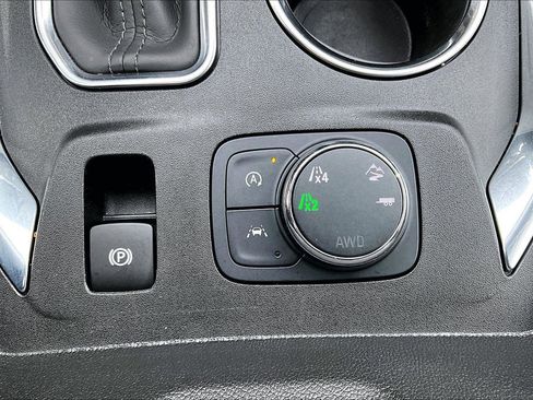 Used 2023 Chevrolet Traverse Premier image 39