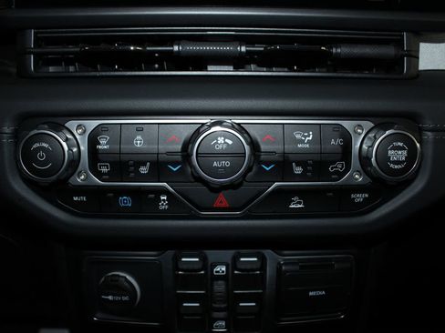 Used 2025 Jeep Wrangler Unlimited Sahara AWD/4WD image 15