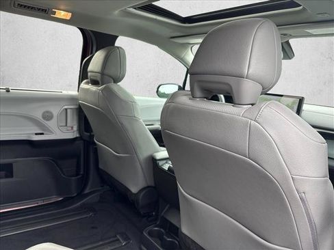 Certified 2025 Toyota Sienna XLE FWD image 26