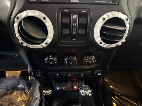 Used 2018 Jeep Wrangler Unlimited Sahara image 3