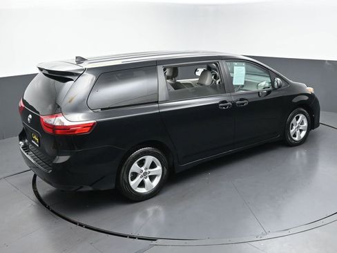 Used 2020 Toyota Sienna L FWD image 37