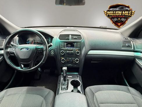 Used 2016 Ford Explorer XLT AWD/4WD image 3