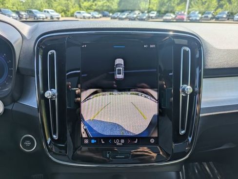 Used 2024 Volvo XC40 B5 Core image 25