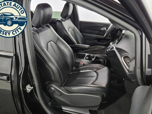 Used 2025 Chrysler Pacifica Select FWD image 41