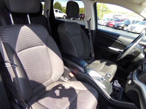 Used 2017 Dodge Journey SE w/ Flexible Seating Group image 29