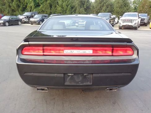 Used 2014 Dodge Challenger SXT RWD image 7