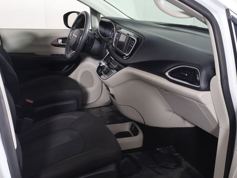 Used 2023 Chrysler Voyager LX FWD image 19