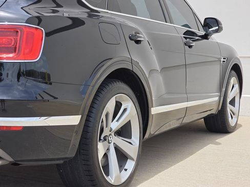 Used 2018 Bentley Bentayga AWD/4WD image 36
