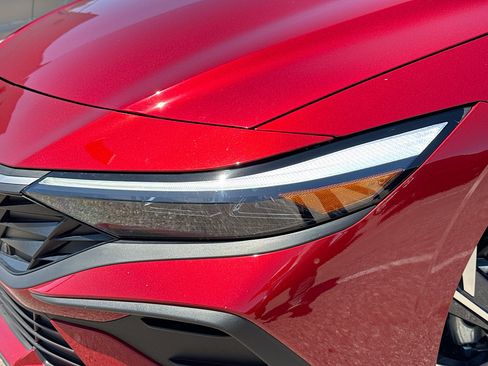 Used 2025 Hyundai Elantra Sport image 9