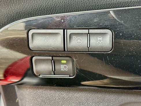 Used 2020 Toyota Prius LE FWD image 17