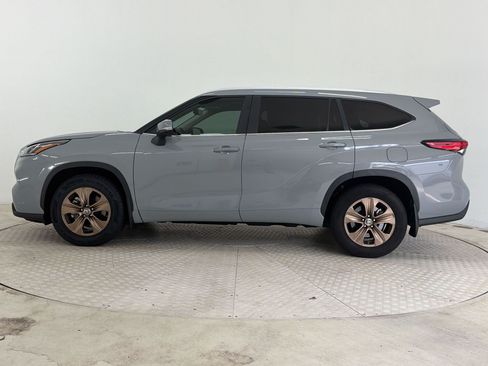 Used 2023 Toyota Highlander Bronze Edition FWD image 2