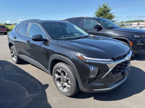 Used 2025 Chevrolet Trax LT FWD image 6