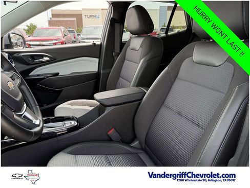 Certified 2025 Chevrolet Trax LT w/ LT Convenience Package FWD image 20