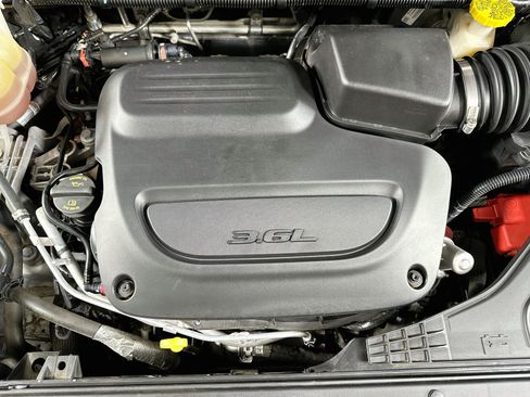 Used 2020 Chrysler Pacifica Limited w/ Tire & Wheel Group FWD image 34