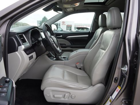Used 2019 Toyota Highlander XLE image 19