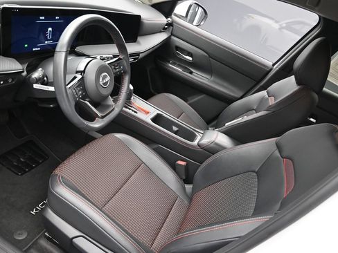 Used 2025 Nissan Kicks SR FWD image 18