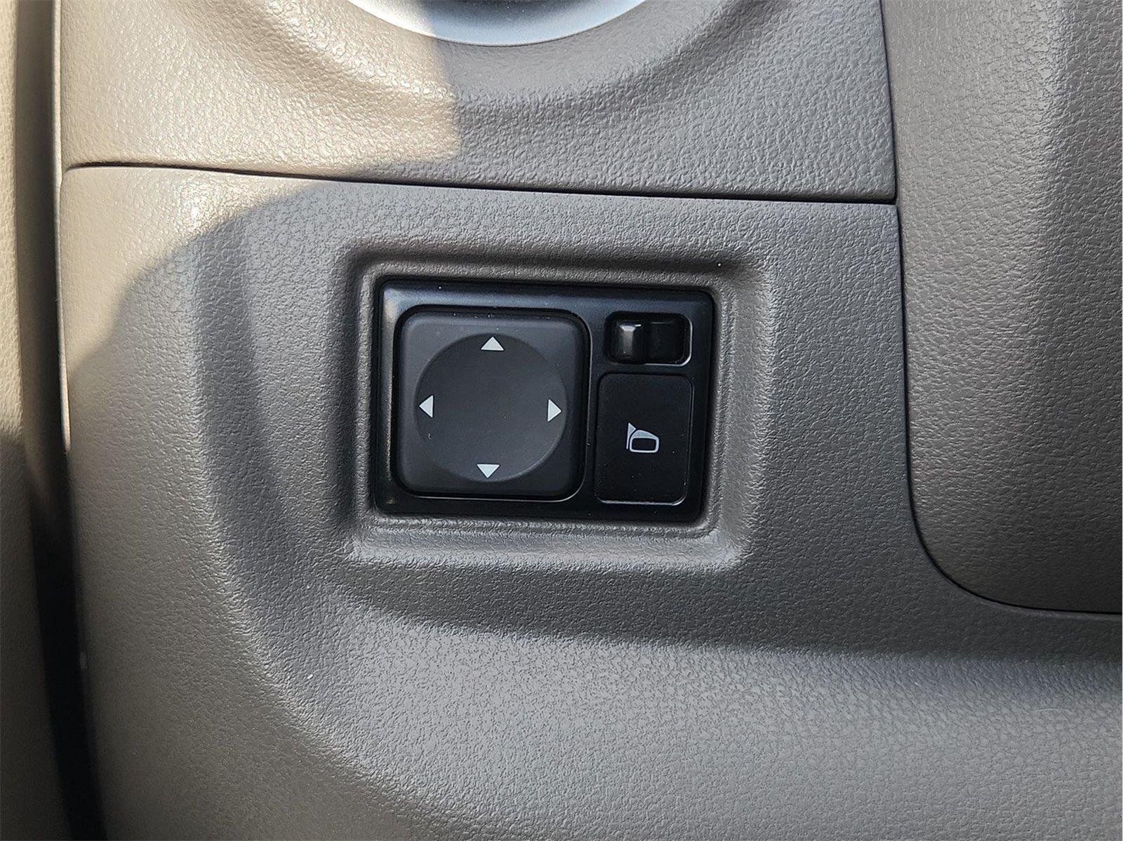 Used 2014 Nissan Versa SV FWD image 4