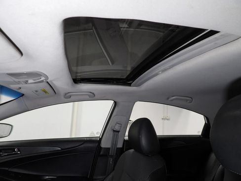 Used 2011 Hyundai Sonata SE w/ Navigation & Sunroof Pkg 4 FWD image 10