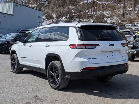 Used 2023 Jeep Grand Cherokee L Limited w/ Black Appearance Package image 10