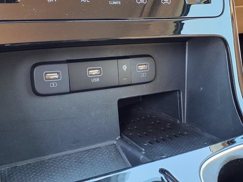 Used 2024 Kia Carnival EX FWD image 30