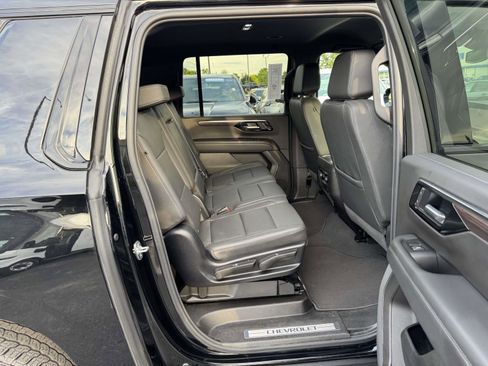 Used 2025 Chevrolet Suburban Z71 AWD/4WD image 16
