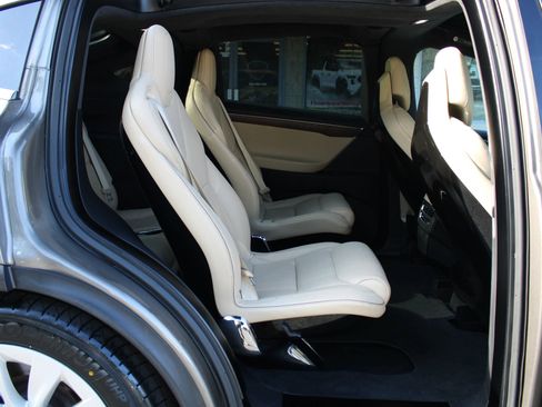 Used 2016 Tesla Model X 90D image 14