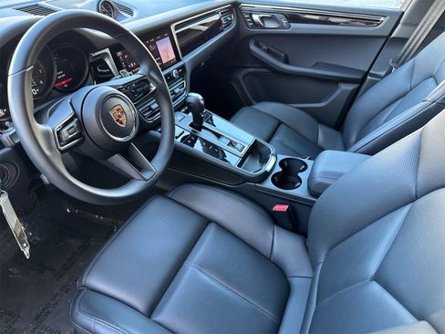 Used 2025 Porsche Macan image 4
