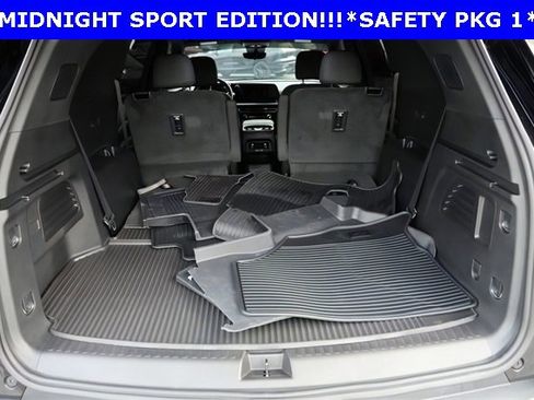 Used 2026 Chevrolet Traverse LT w/ Midnight/Sport Edition image 8