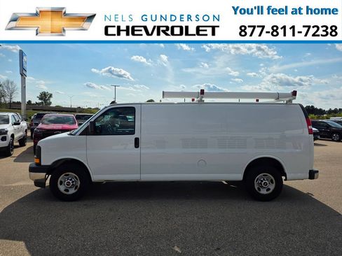 Used 2017 GMC Savana 3500 Extended RWD image 3