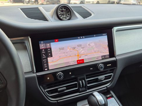 Certified 2026 Porsche Macan AWD/4WD image 17