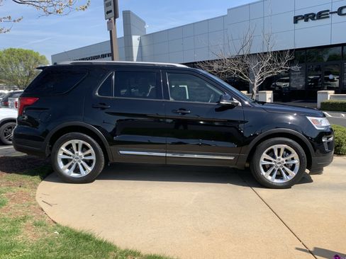 Used 2018 Ford Explorer XLT w/ Equipment Group 202A image 14