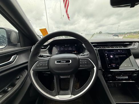 Used 2025 Jeep Grand Cherokee L Laredo w/ Luxury Tech Group I AWD/4WD image 7