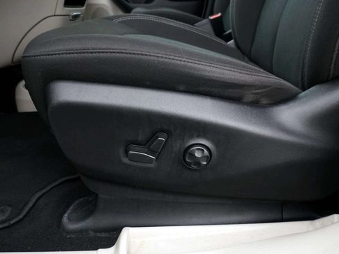 Used 2022 Chrysler Voyager LX FWD image 17