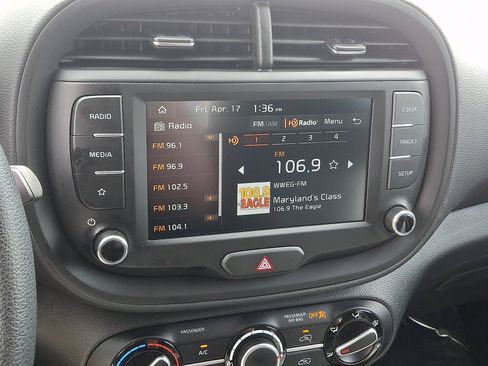 Used 2025 Kia Soul LX w/ LX Technology Package image 16