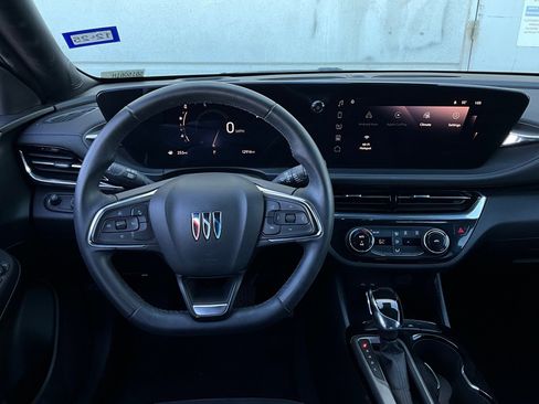 Used 2025 Buick Envista Sport Touring image 12