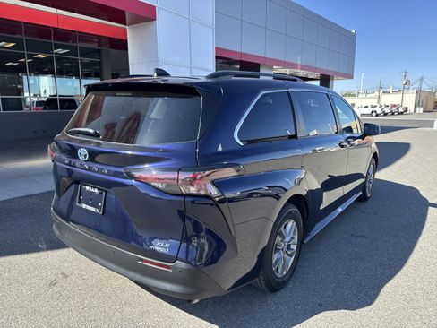 Used 2024 Toyota Sienna XLE FWD image 4