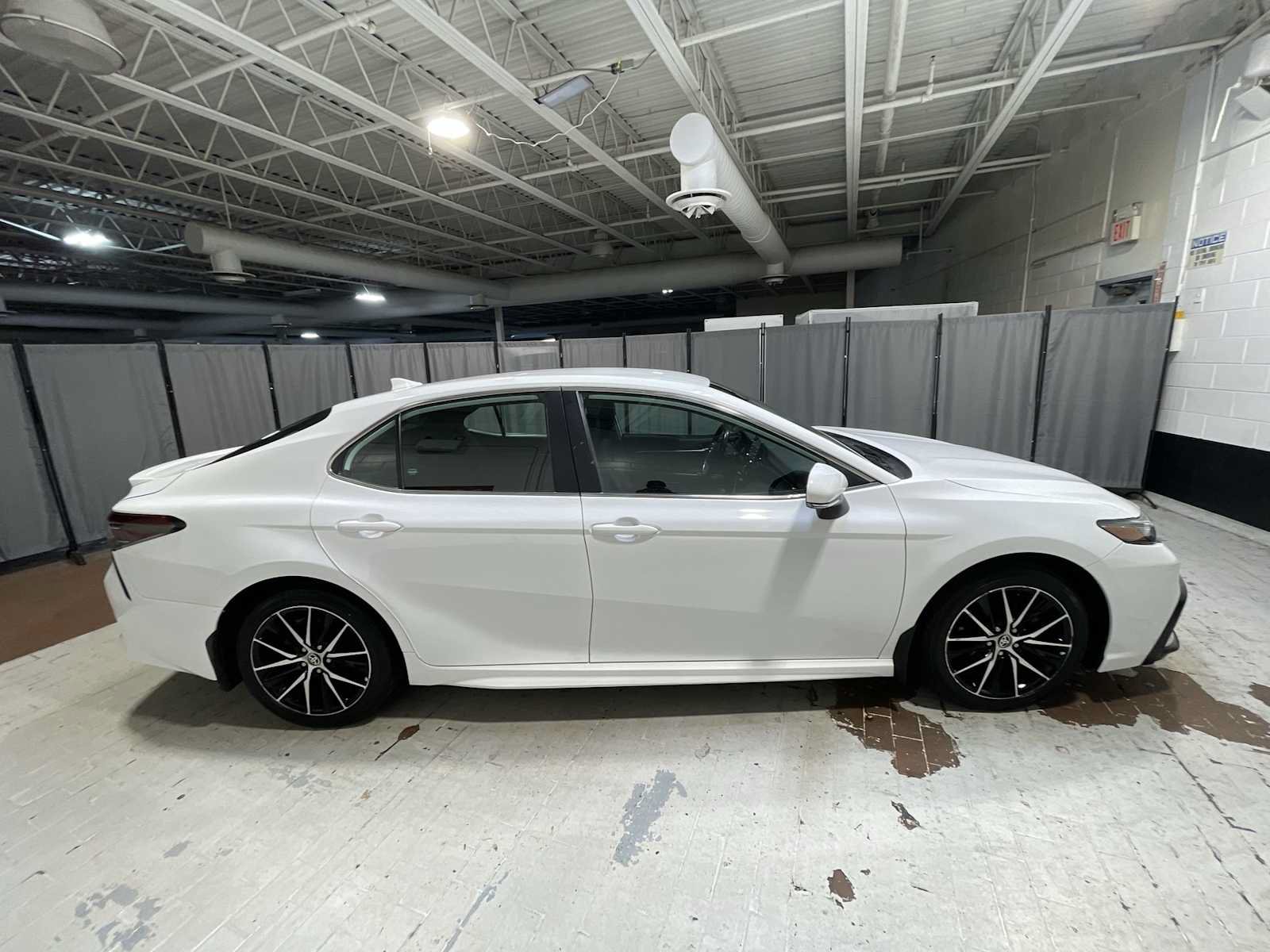 Used 2024 Toyota Camry SE w/ Cold Weather Package FWD image 27