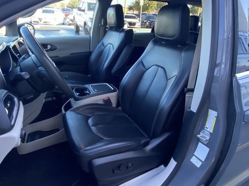 Used 2023 Chrysler Pacifica Touring-L image 13