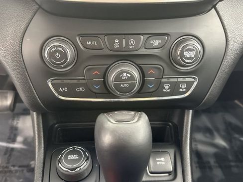 Used 2019 Jeep Cherokee Limited image 9