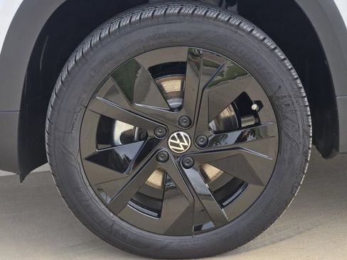 New 2026 Volkswagen Taos SE FWD image 11
