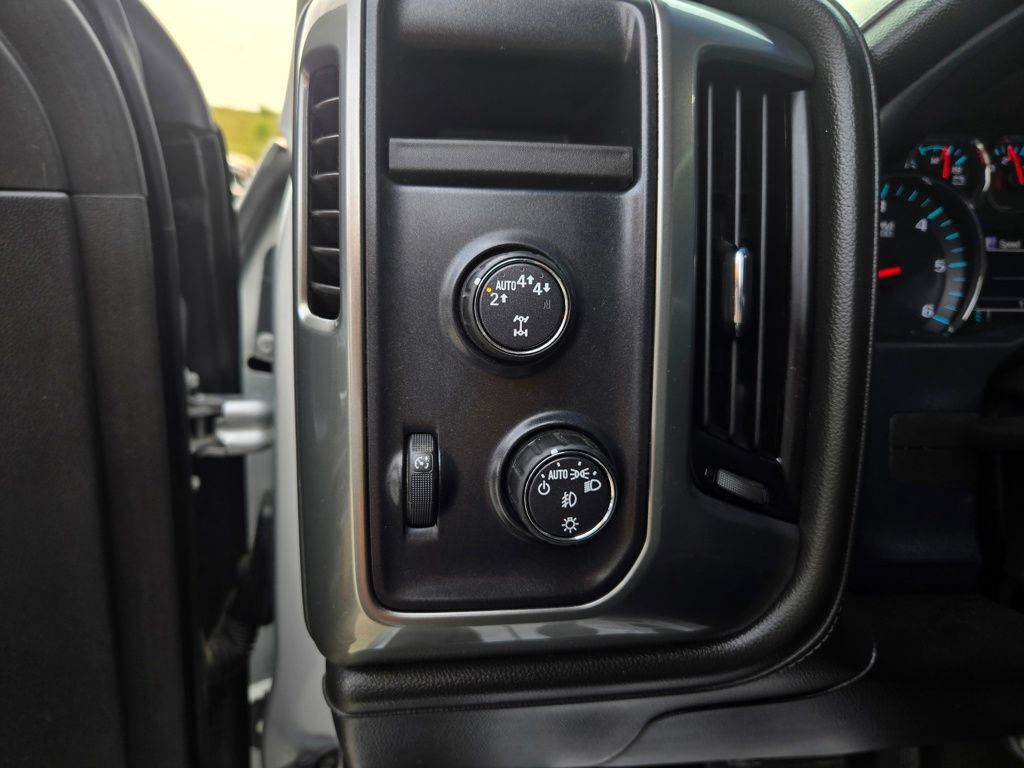 Used 2018 Chevrolet Silverado 1500 LTZ AWD/4WD image 12