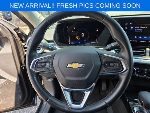 Used 2025 Chevrolet Trax LT w/ LT Convenience Package FWD image 12