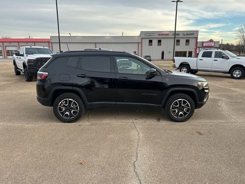 Used 2025 Jeep Compass Trailhawk image 6