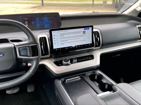 Used 2025 Ford Expedition Active AWD/4WD image 7