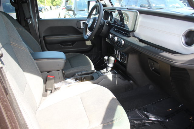 Used 2025 Jeep Wrangler Unlimited Sahara AWD/4WD image 34