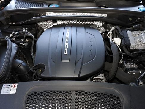 Used 2021 Porsche Macan AWD/4WD image 40