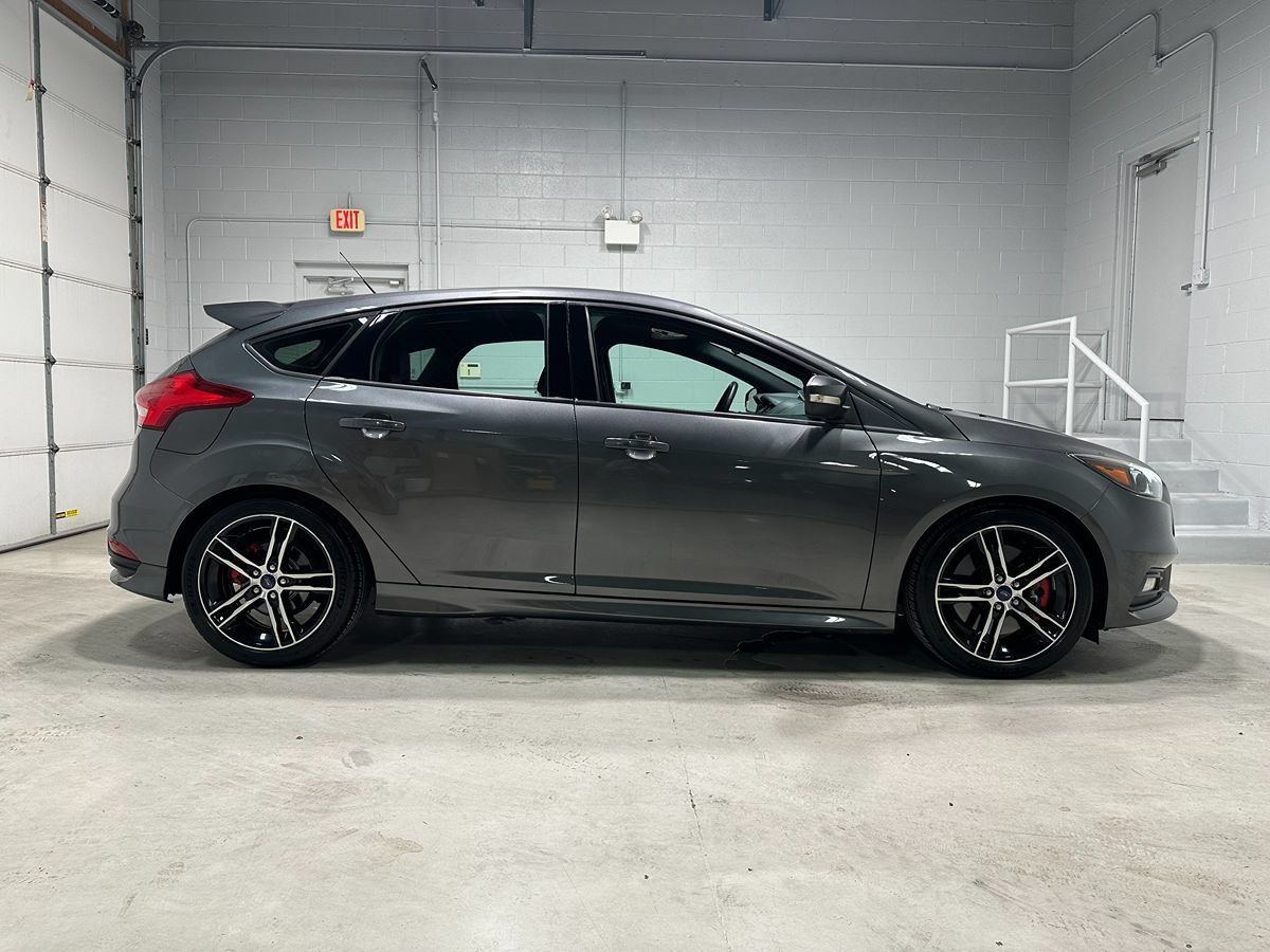 Used 2015 Ford Focus ST w/ Equipment Group 402A FWD image 2