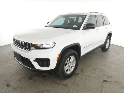 Certified 2024 Jeep Grand Cherokee Laredo w/ Luxury Tech Group I image 9