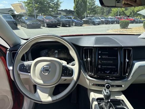 Used 2019 Volvo XC60 T5 Momentum w/ Multimedia Package FWD image 4