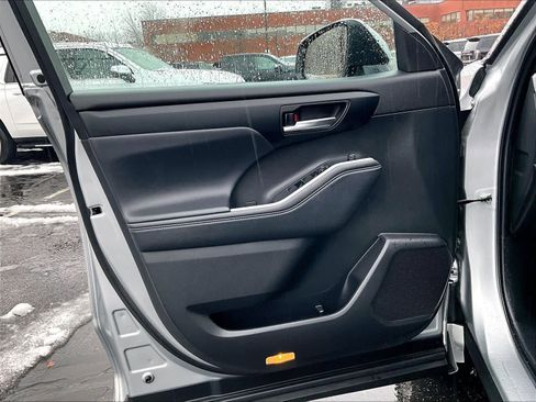 Used 2022 Toyota Highlander XLE image 9